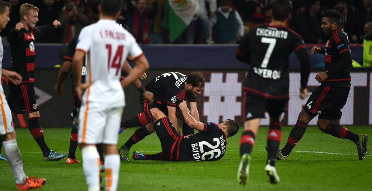 L&#39;esultanza del Bayer Leverkusen dopo il 4-4 di Mehmedi. In primo piano la delusione di Iago. Afp
